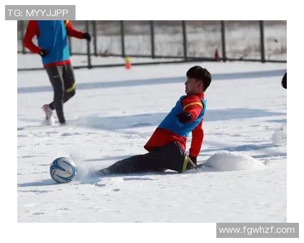 在雪地中奔跑的足球明星们展现冬季运动的激情与魅力